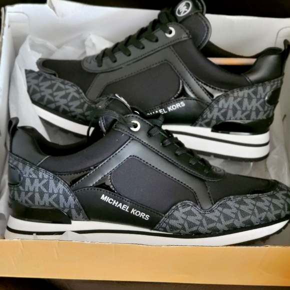 Michael Kors Wilma Trainer - Picture 1 of 2